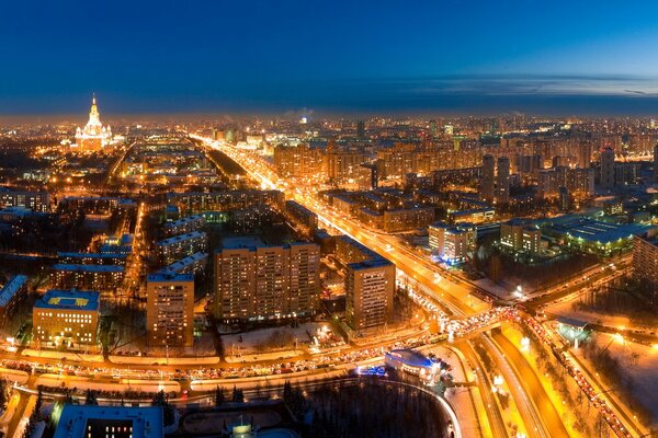 Luces de la noche del camino de la ciudad