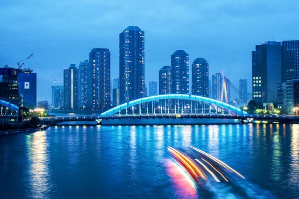 Vista nocturna del puente sobre el río en Tokio