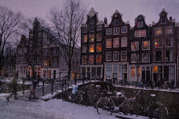 Nevadas nocturnas en las calles de Ámsterdam