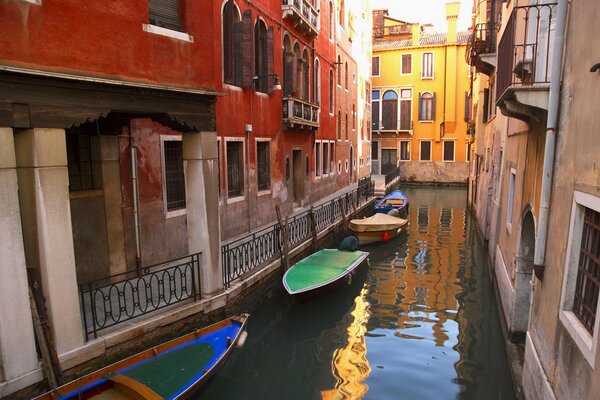 Vista de los estrechos canales de Venecia