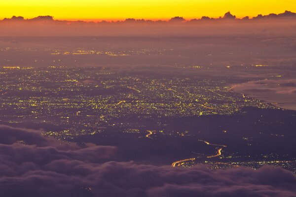 Fuji, ein schönes Foto der Stadt bei Sonnenuntergang