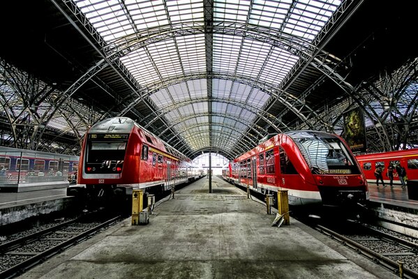 Estación de tren con trenes rojos