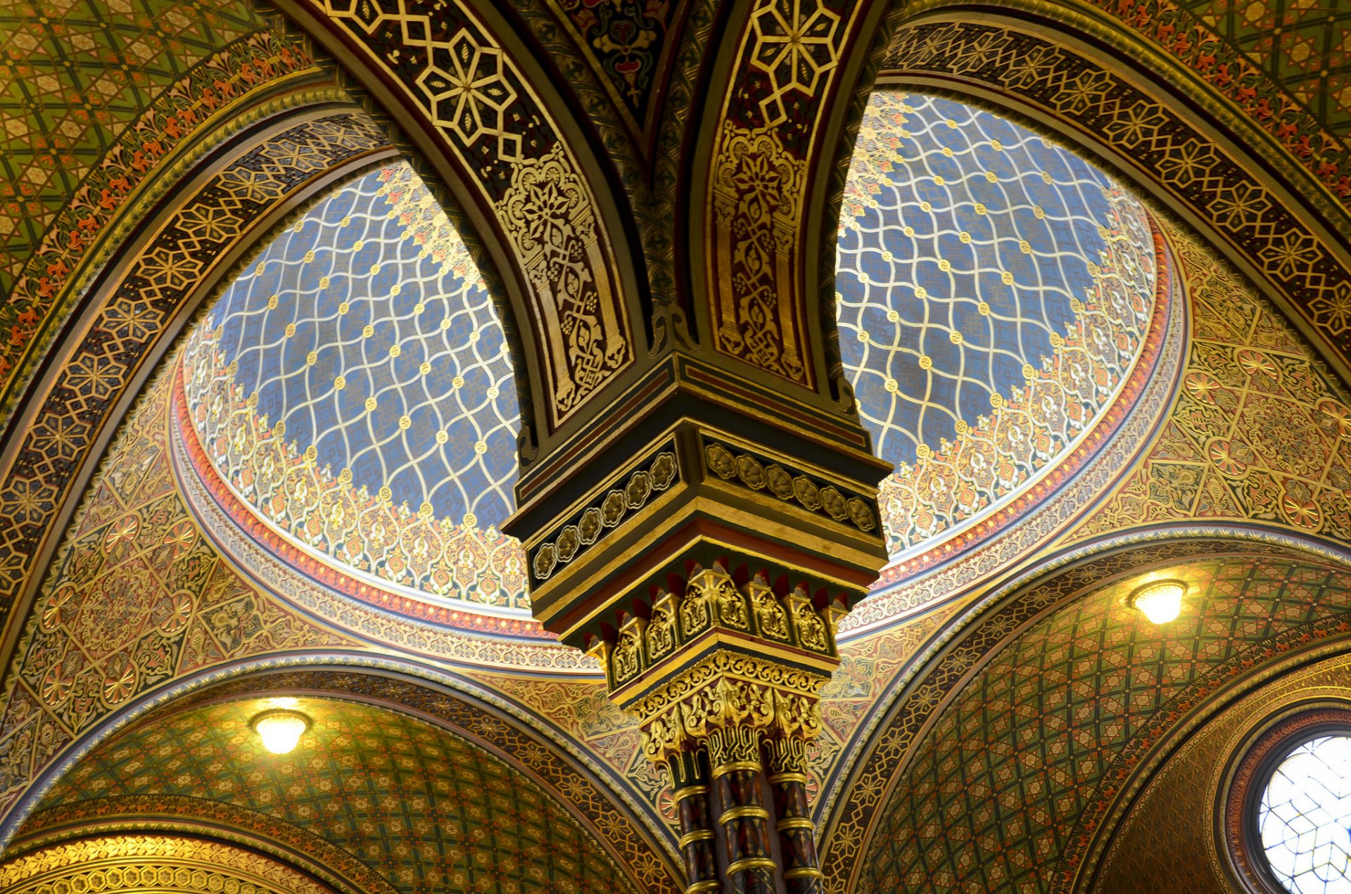 hiszpańska synagoga praga czechy architektura łuk kolumna