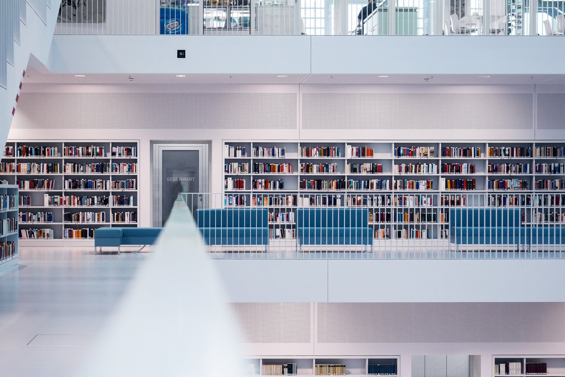 biblioteka książki podłoga balustrada schody sofa osoba jadłodajnia pokój