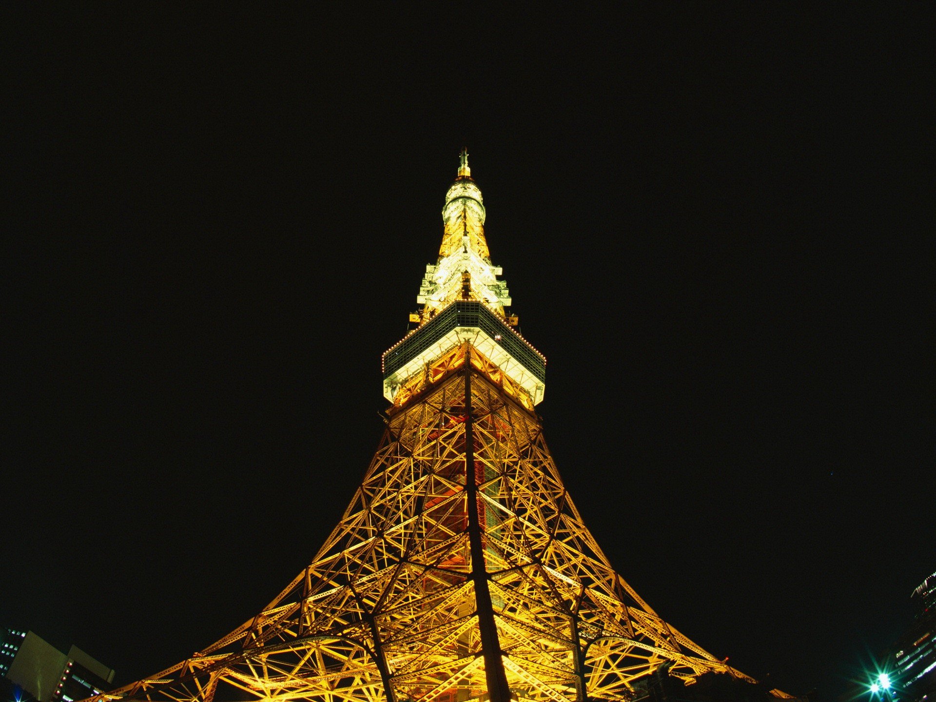 eiffel tower light night