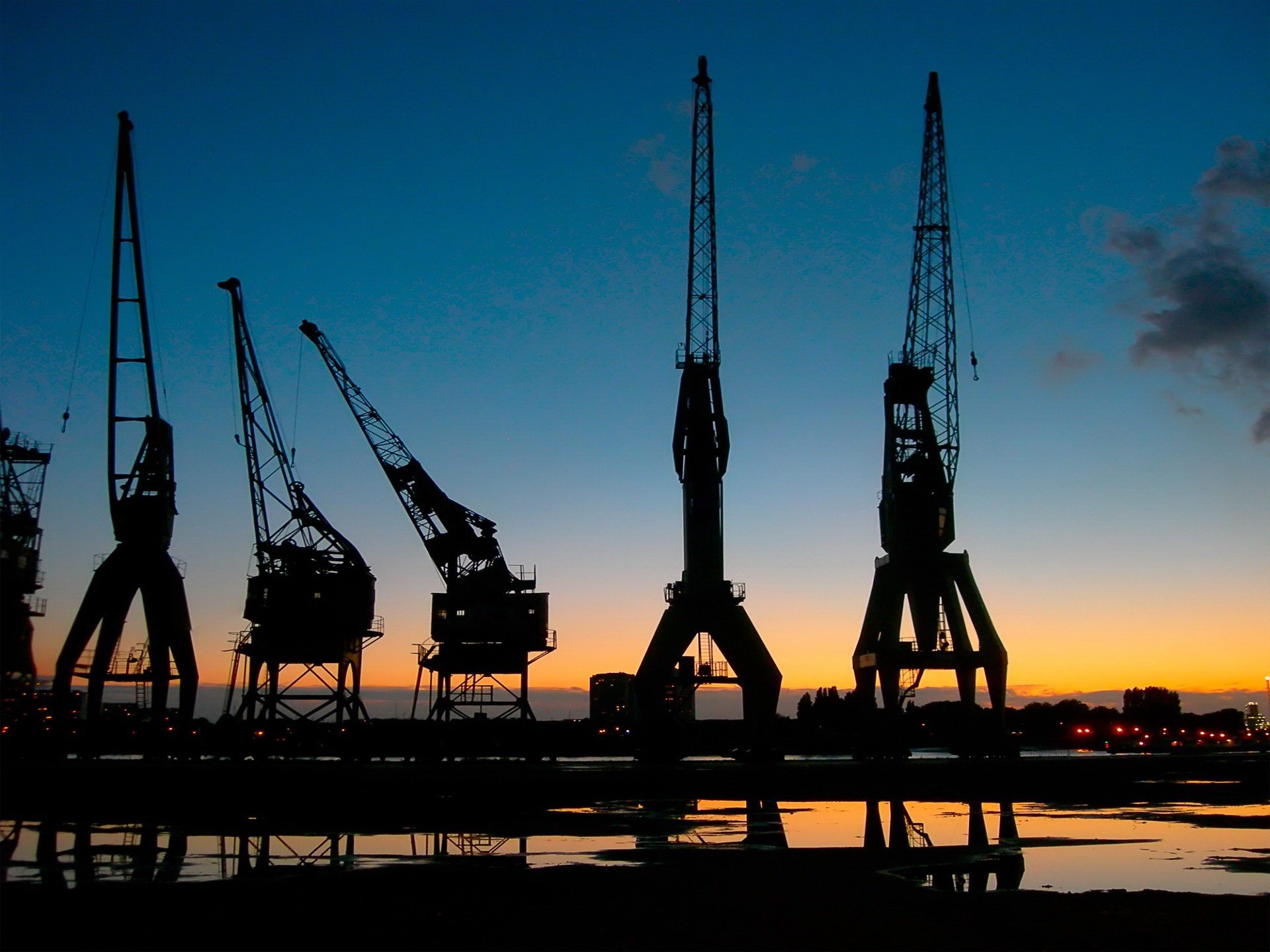 hafen kran sonnenuntergang