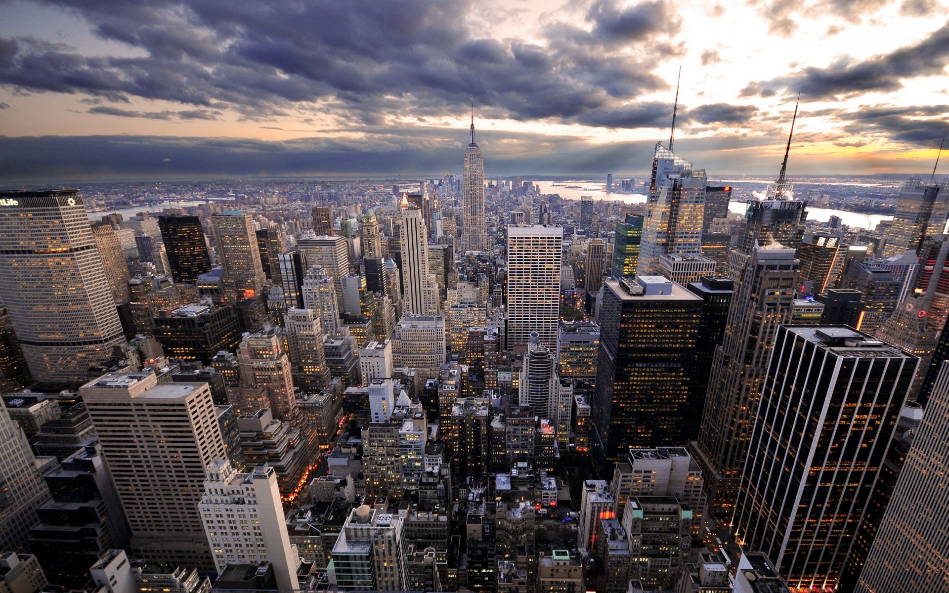 new york gratte-ciel nuages