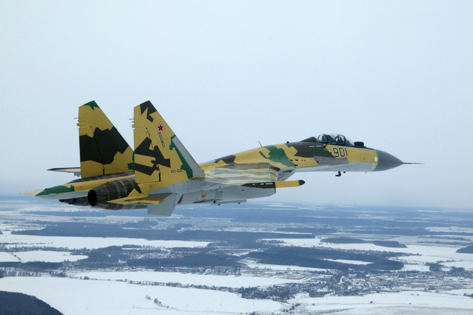 fighter su-35 winter flight beautiful snow in the air