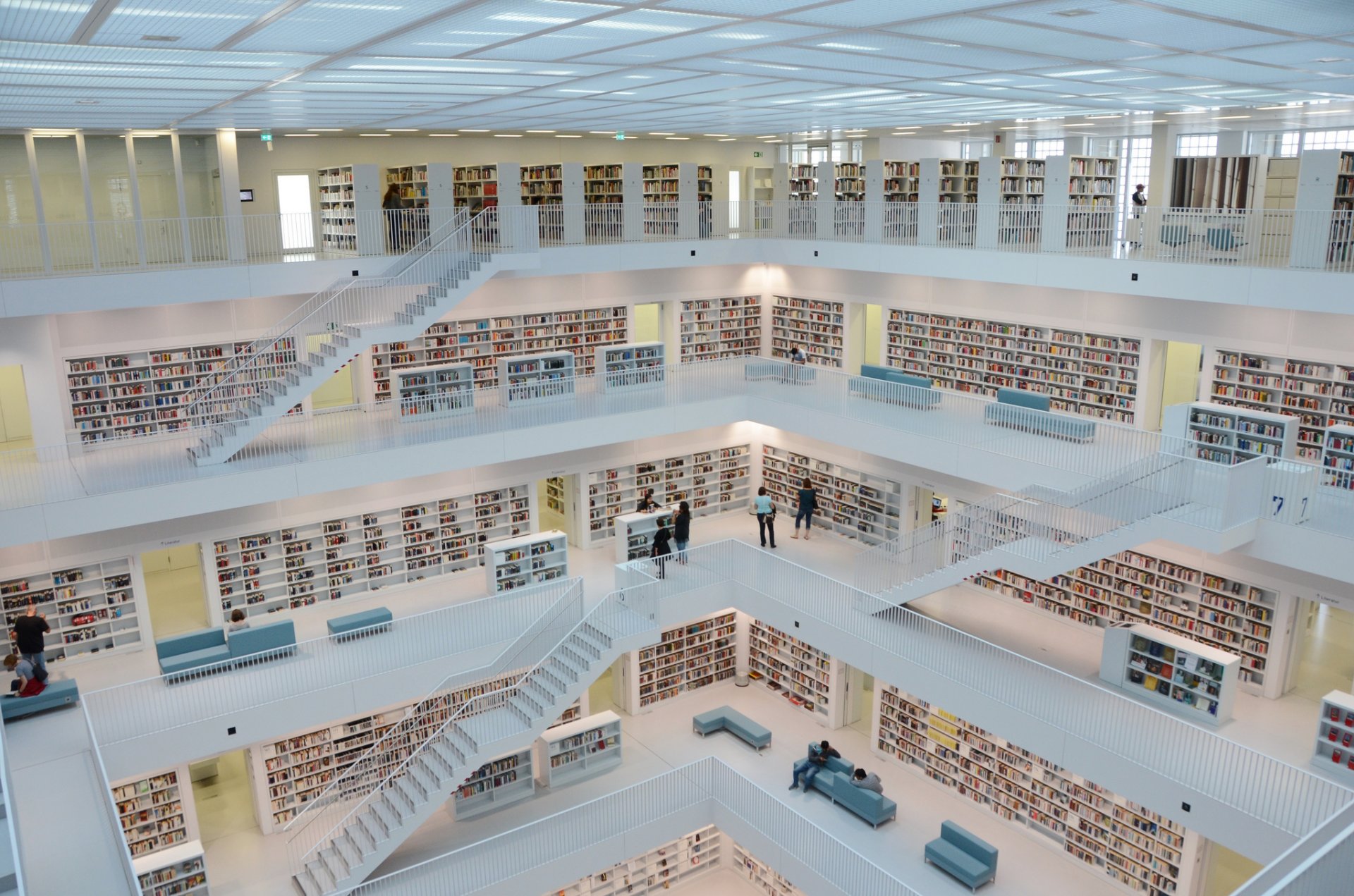 bibliothek bücher treppen menschen sofa