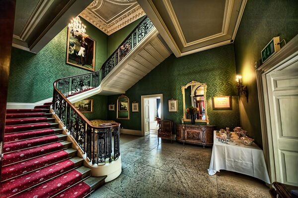 Halle mit Treppe in den zweiten Stock