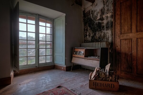 Salle de rareté, armoire, radio