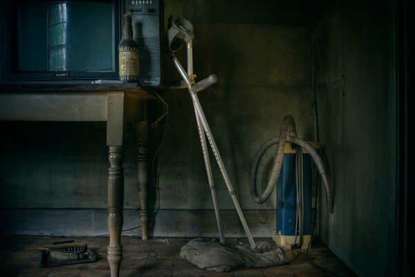 Chambre avec aspirateur rétro et béquilles