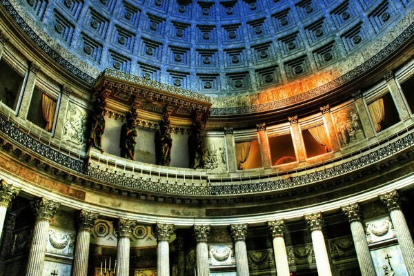 Imagen de una parte del edificio desde el interior con columnas en el interior