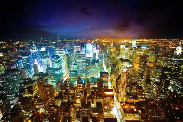 Lumière vive de la ville de nuit. Vue depuis la hauteur