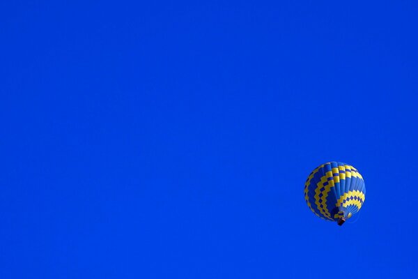 Ballon mit goldenem Muster am blauen Himmel