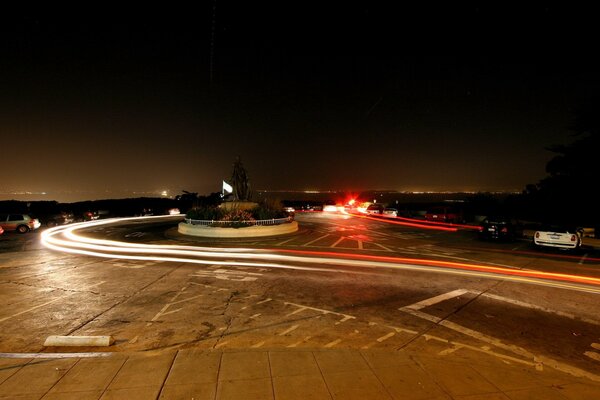 Des traces de lumières se sont déversées sur la route