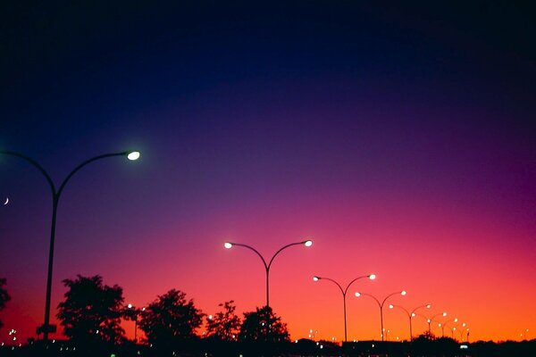 Coucher de soleil du soir avec les lanternes allumées