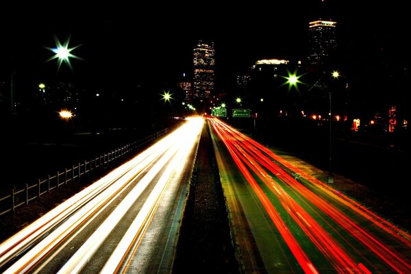 Camino nocturno en la ciudad, luz visible de los faros