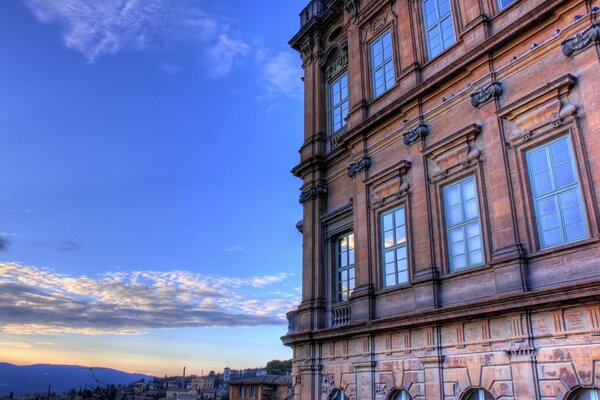 Cielo azul y edificio con ventanas