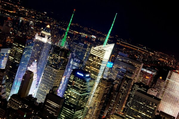 Gratte-ciel de lumière sur le fond de la ville de nuit