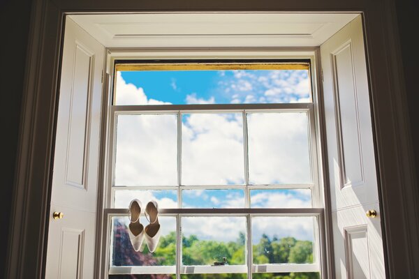 Modernes Fenster, Schuhe, Himmel, Glas