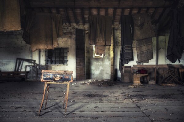 Das Zimmer ist ein alter Koffer auf einem Stuhl