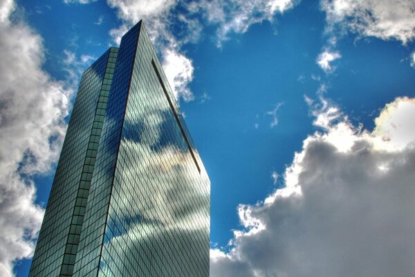 Ciel chic dans les nuages avec gratte-ciel