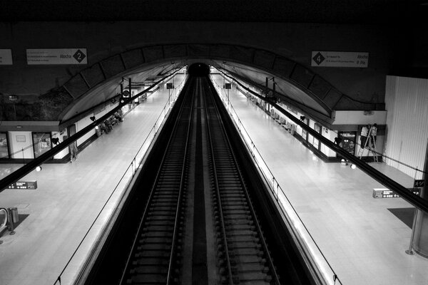 Photo of the way on the platform in the subway