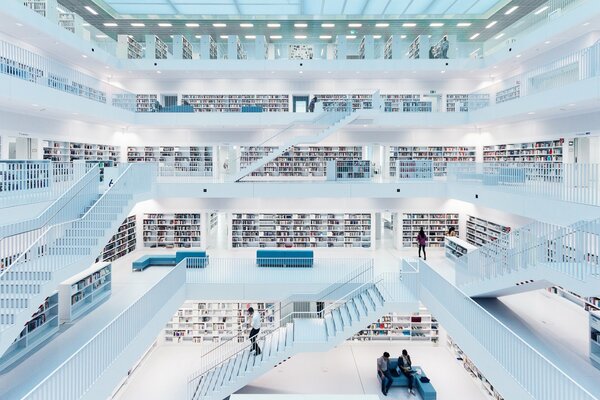 Immense bibliothèque avec des escaliers à plusieurs étages