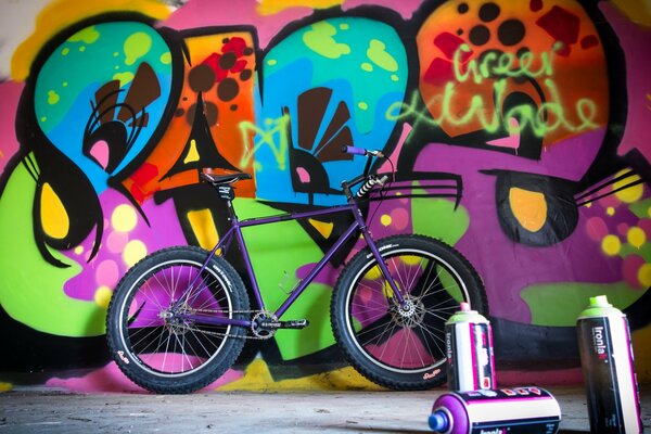 Bicicleta con fondo de graffiti en la pared