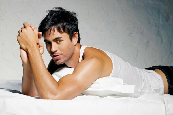 Enrique Iglesias look with a romantic look