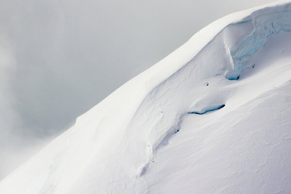 Pendiente de nieve, naturaleza, colores fríos