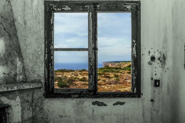 Vue sur la nature depuis la fenêtre de la chambre