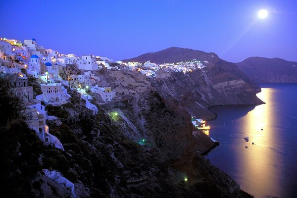 Ciudad en las montañas a la luz de la Luna