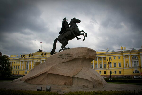 Der Kupferreiter ist ein Denkmal für Peter 1 in St. Petersburg