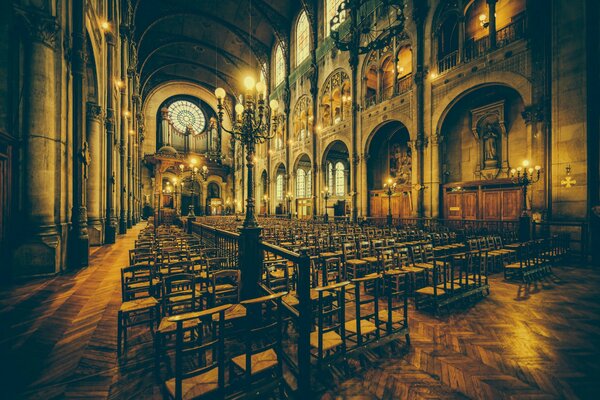 Bancos vacíos dentro de la iglesia católica