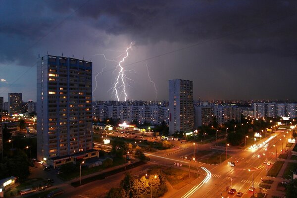 Be careful, lightning is beautiful, but dangerous