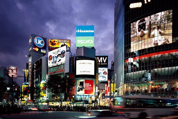 Calles nocturnas de la ciudad japonesa