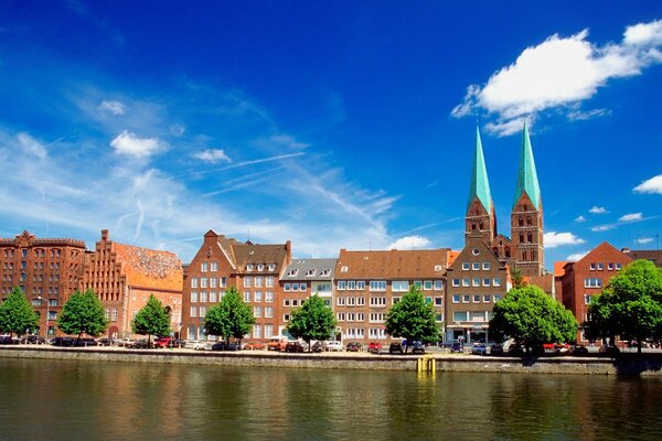 Casas en Alemania contra el cielo azul