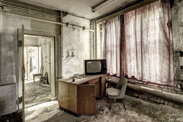 Retro room with a TV on a table and a chair