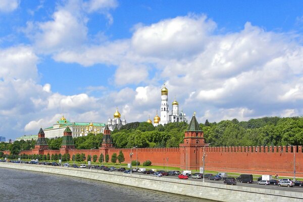 Le soleil peint la lumière vive des murs de l ancien Kremlin