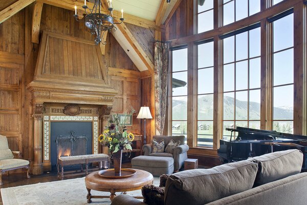 Habitación grande con chimenea con vistas a la montaña