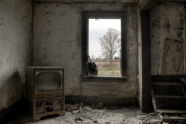 Retro-Zimmer mit Fenster und TV