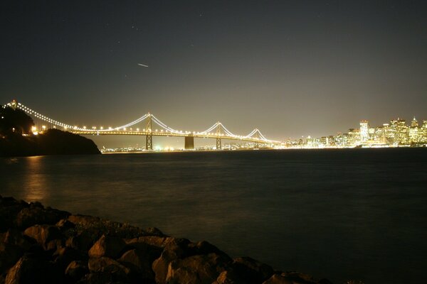 Pont sur la rivière dans la nuit