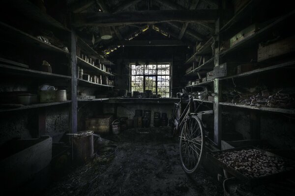 Garage sombre avec vélo