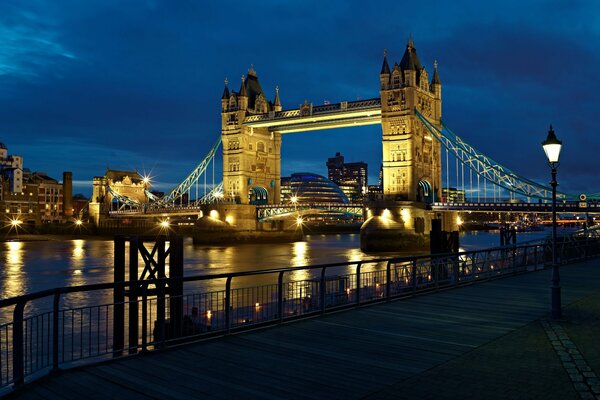 Majestatyczny tower bridge spotyka noc