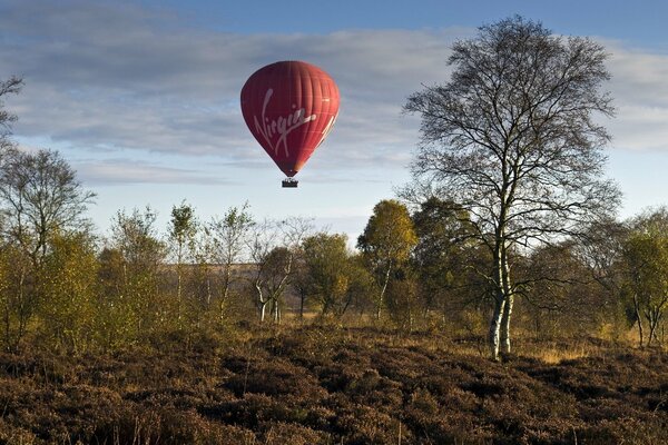 Saison automne. Ballon dans le ciel