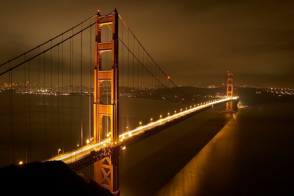 Puente majestuoso en el fondo de la ciudad nocturna