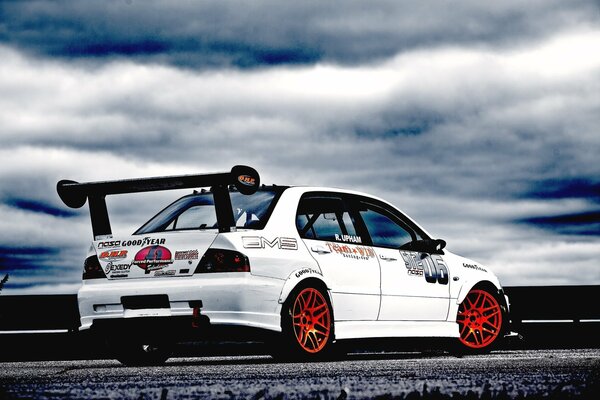 Mitsubishi lancer tuning sur fond de ciel