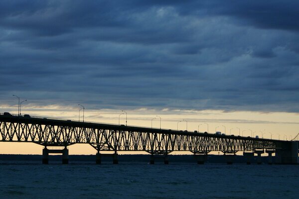 Puente largo sobre estrecho ancho